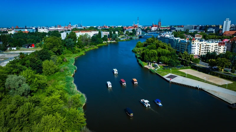 Łodzie na Odrze i zielone nabrzeża Wrocławia