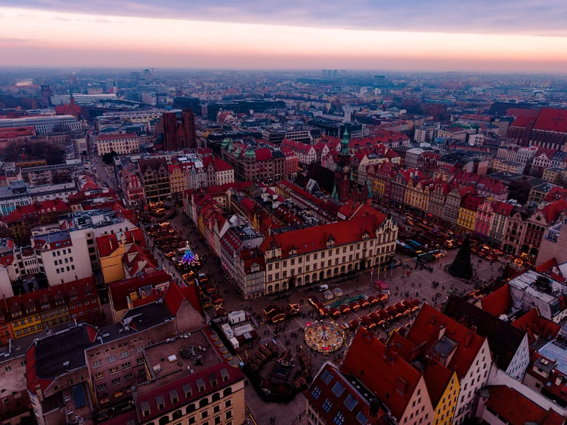 Rynek i Ratusz we Wrocławiu w zimowej scenerii