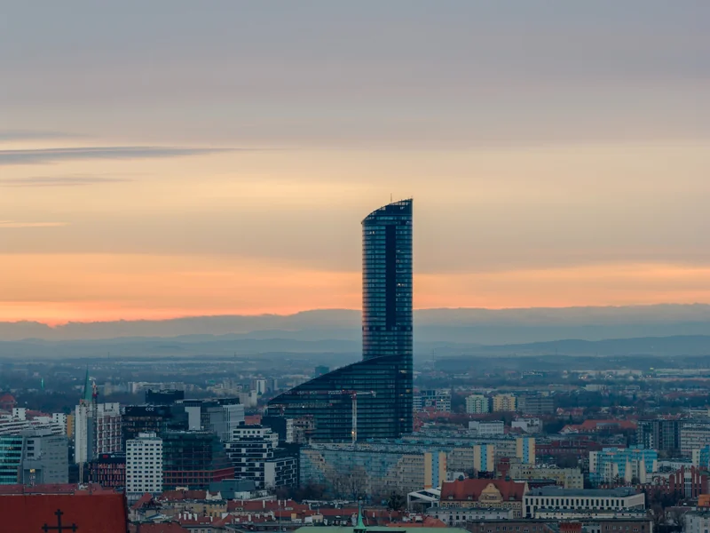 Sky Tower nad panoramą Wrocławia
