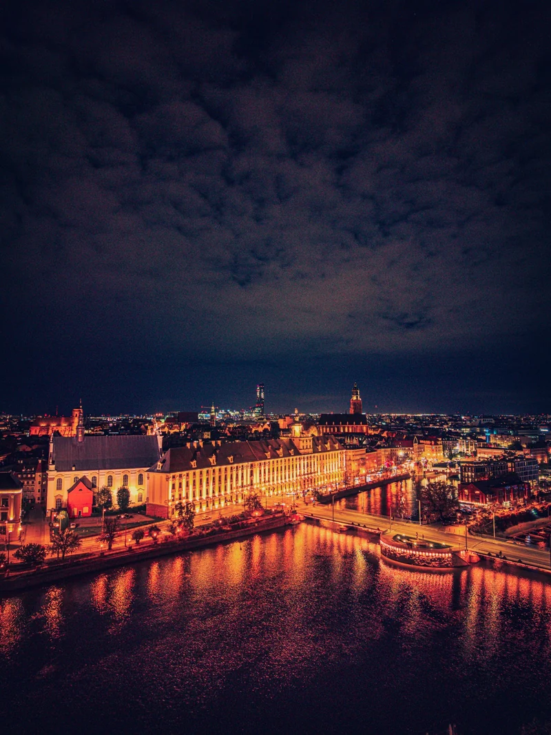 Uniwersytet Wrocławski i światła odbijające się w Odrze